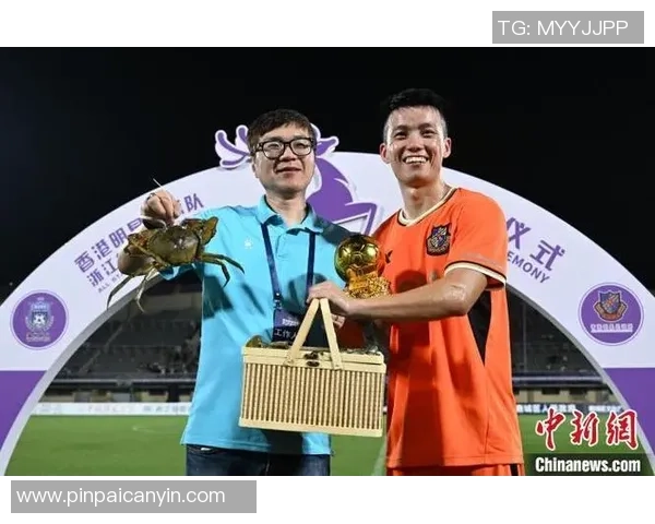 香港足球明星队荣获殊荣共同庆祝辉煌成就与团结精神 香港足球明星队荣获殊荣共同庆祝辉煌成就与团结精神